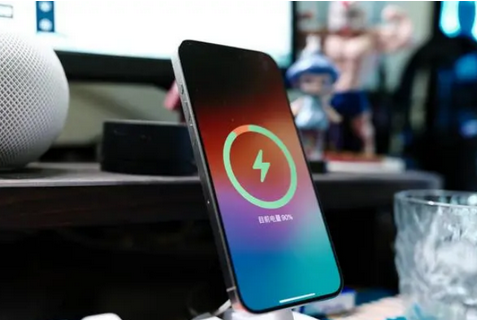 山根镇苹果15换屏服务分享用什么充电器给iPhone15充电更好 